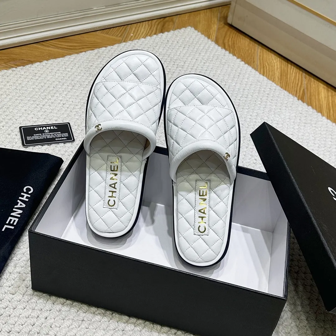 🤝🤝🤝P丶280, Chanel classic sandals, fashion is fleeting, but style lasts forever! This season’s slippers are a classic among Xiangjia classics! Solid color lattice matching, double C hardware buckle. Simple and exquisite! ! ! Fabric: Original sheepskin imported from Italy, sheepskin lining, rubber sole! Code number: 35-40 (41 customized).